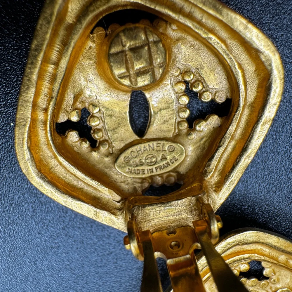 LOT 1413 24K gold plated CHANEL vintage clip on earrings